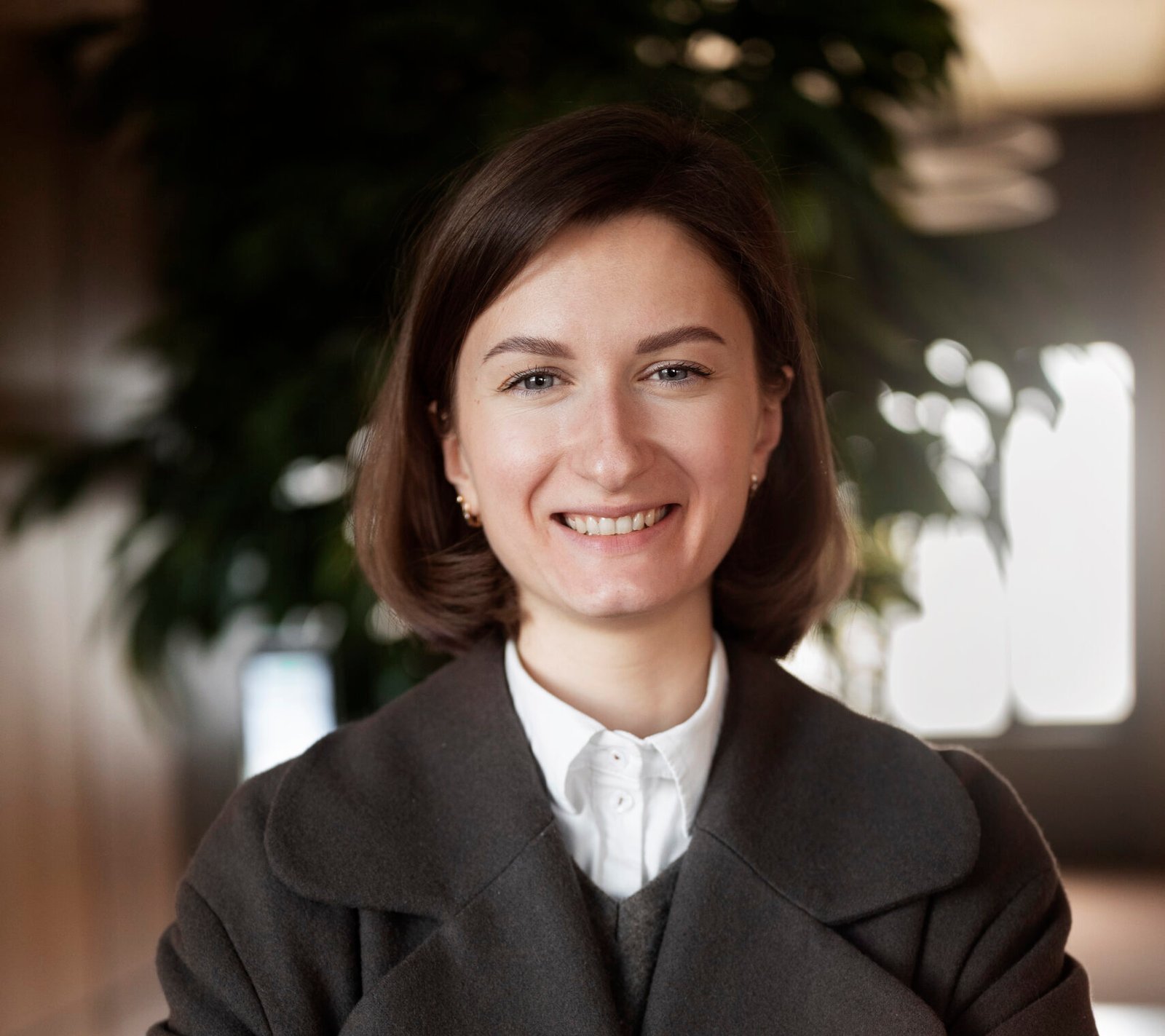 front-view-smiley-woman-posing